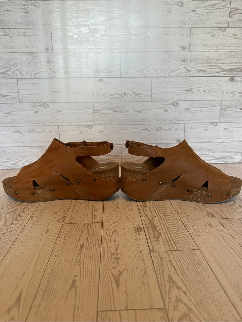 Volatile Montpelier Brown Suede Studded Wedge Sandals Peep Toe Size 9